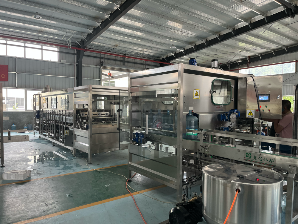 Ligne entièrement automatisée de remplissage de grands conteneurs Chuxin Mingwei (nettoyage-remplissage-bouchonnage intégrés)