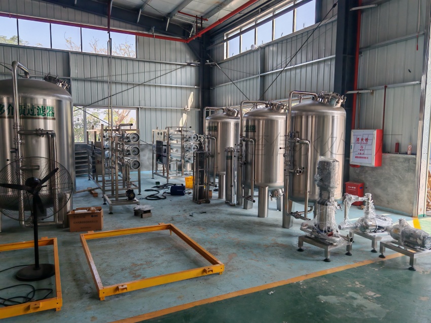 Processus de fabrication des lignes de production d’eau en grands bidons : étapes clés, configuration des équipements et
