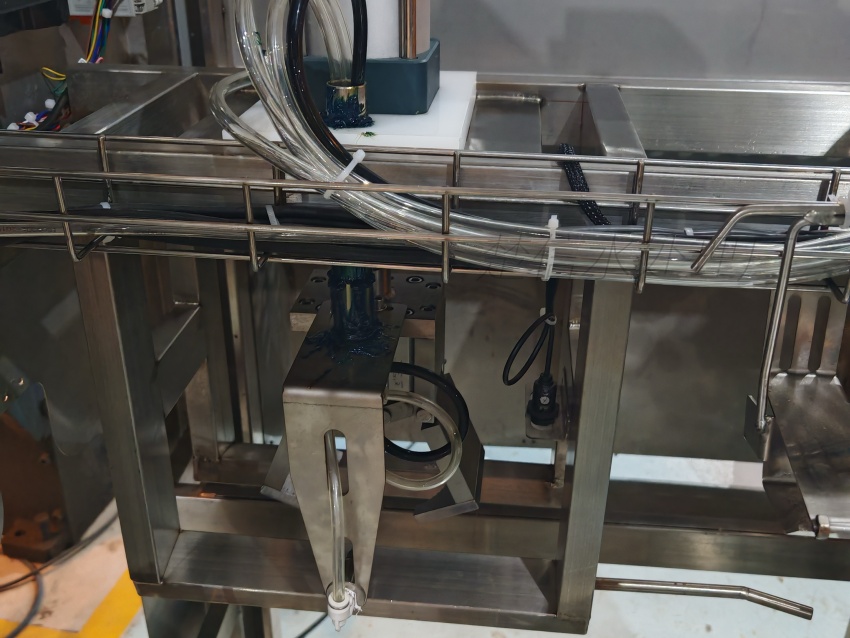 Machine entièrement automatique d'emballage sous film pour bidons d'eau : guide pratique sur scénario client